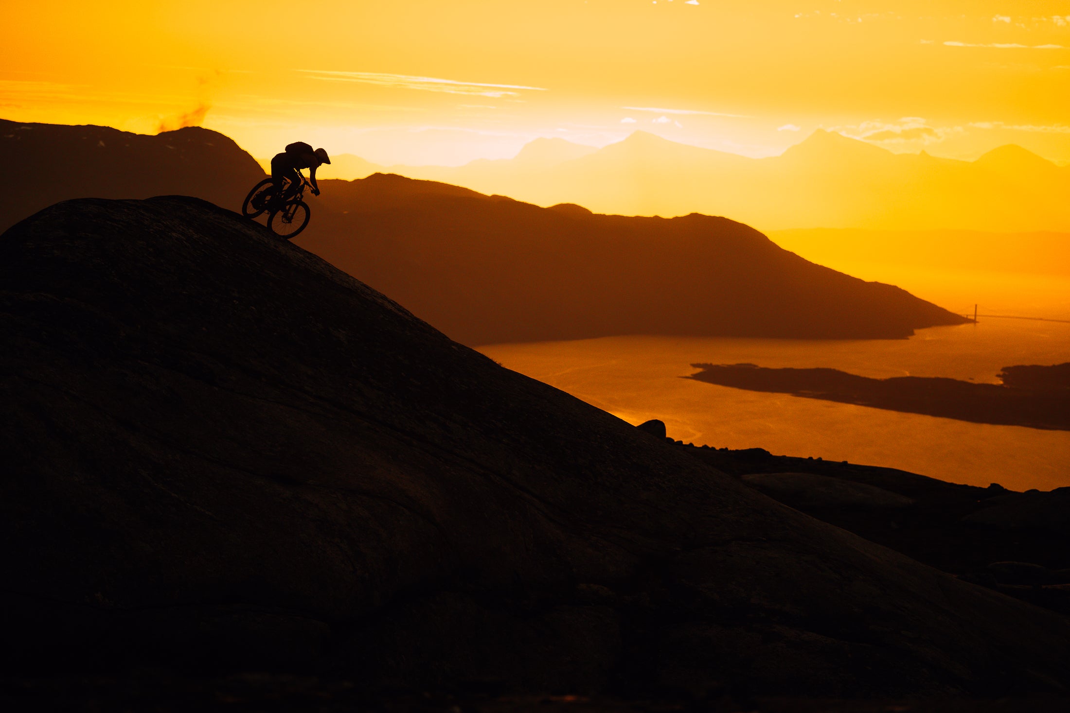 Midnattssol - Celeste Pomerantz chases the midnight sun on the new Rocky Mountain Element