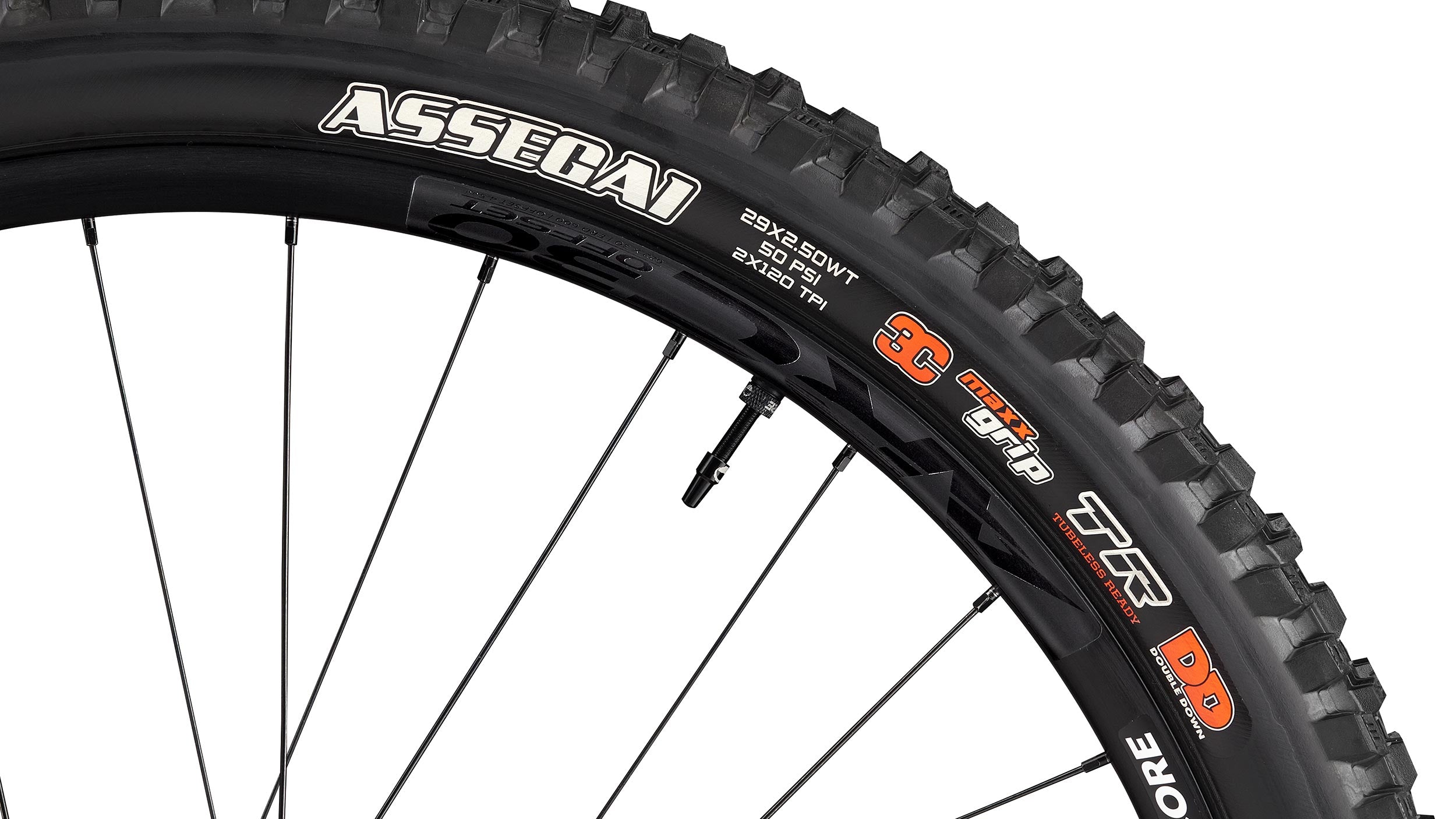 _caption_Enhance your traction and protection with Maxxis DoubleDown tires paired with CushCore XC tire inserts. This combination delivers optimal grip, support, and durability, providing confidence on challenging trails.